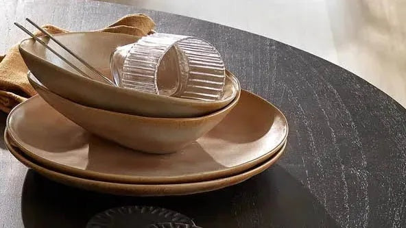Entdecken Sie die elegante Ardacam Kollektion von KAQTU: zeitloses Design, hochwertige Materialien und nachhaltige Handwerkskunst für Ihr Zuhause.