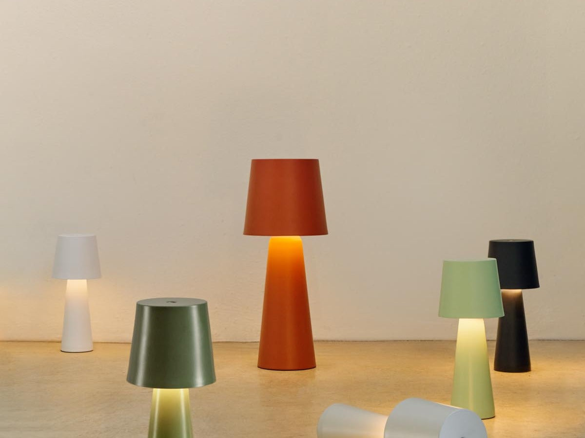 Entdecken Sie die Arenys Kollektion von Kave Home: kabellose, dimmbare Outdoor-Tischleuchten für Balkon, Garten und Terrasse. Stilvoll und wetterfest!