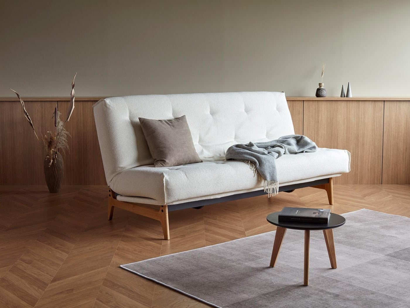 Entdecke die Aslak Kollektion: stilvolle Bettsofas mit flexiblen Bezügen und vier Matratzenoptionen für optimalen Schlafkomfort.