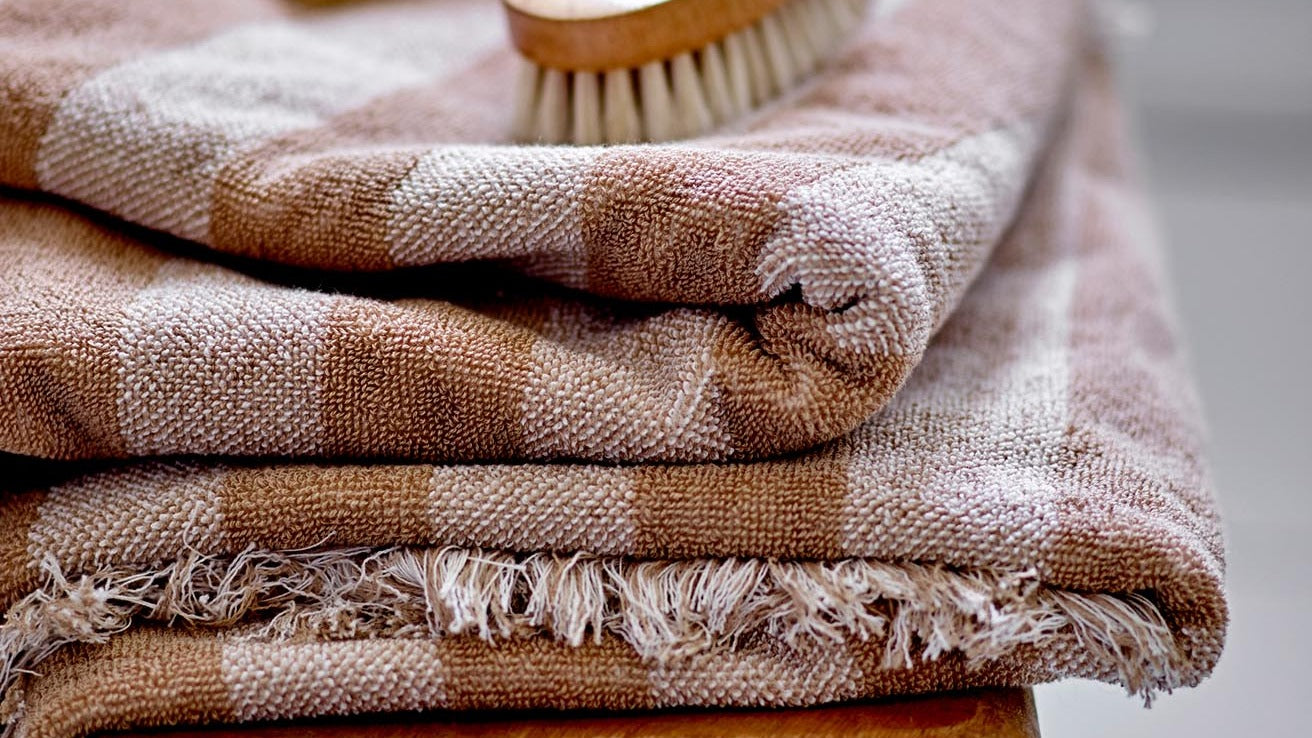 Entdecke hochwertige Badetücher und pflegeleichte Handtücher von KAQTU. Stilvolle Designs für dein Badezimmer, ideal für Komfort und Langlebigkeit.