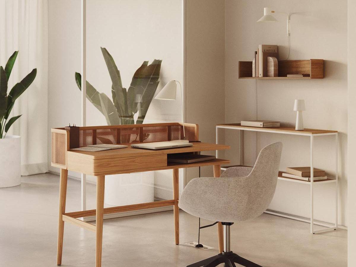 Eleganter Bürostuhl mit Armlehnen, ergonomisches Design, ideal für modernes Arbeiten und stilvolle Büros.