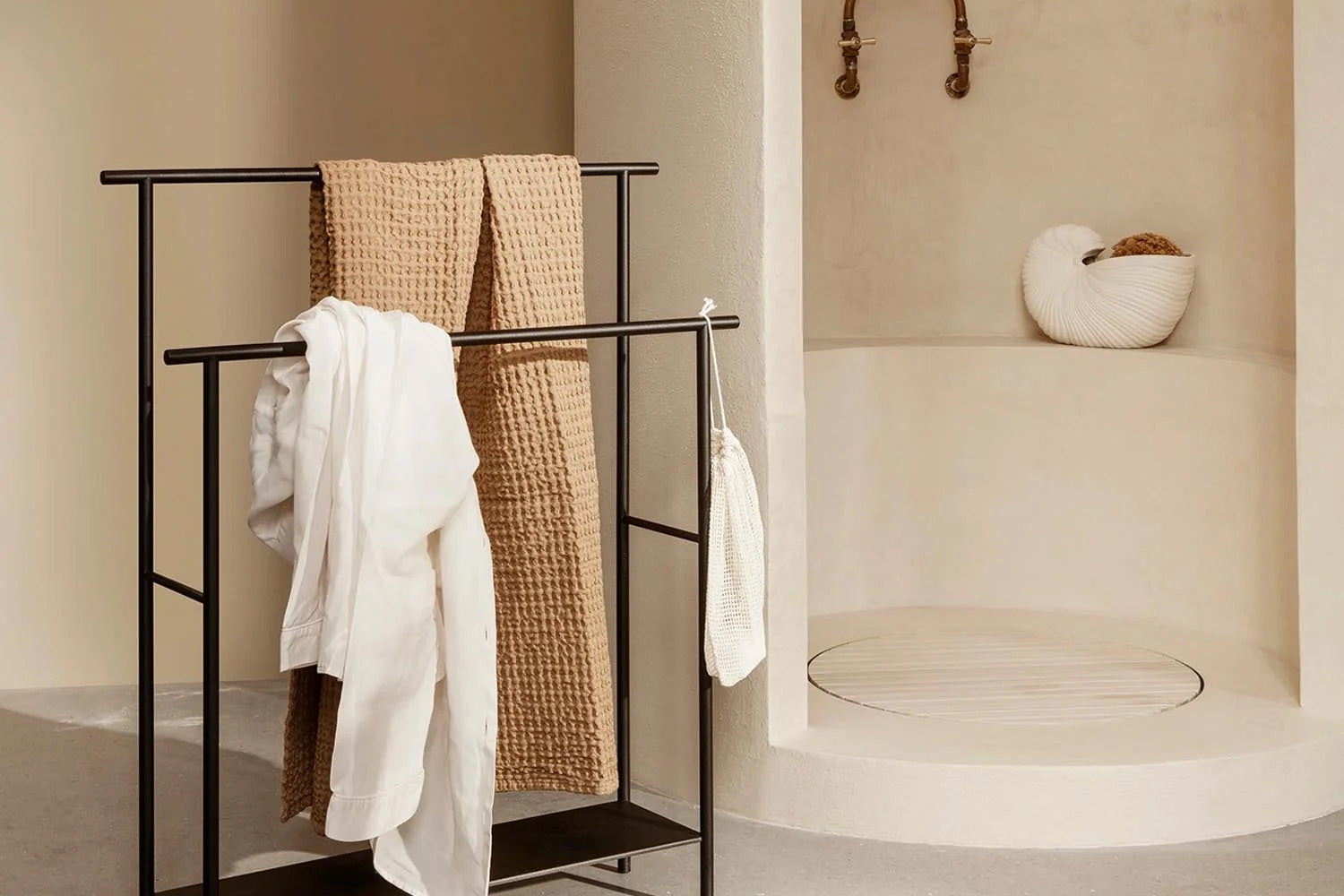Badezimmer stilvoll und funktional einrichten mit KAQTU: hochwertige Möbel, Regale, Spiegel und Aufbewahrungslösungen.