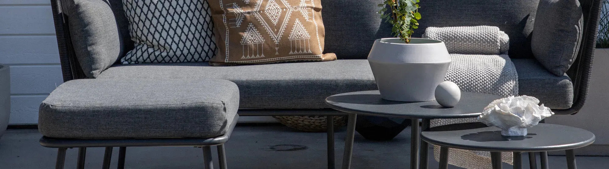 Entdecke stilvolle, wetterfeste Beistelltische & Loungetische für draußen. Ideal für Terrasse, Balkon oder Poolbereich – praktisch und elegant!