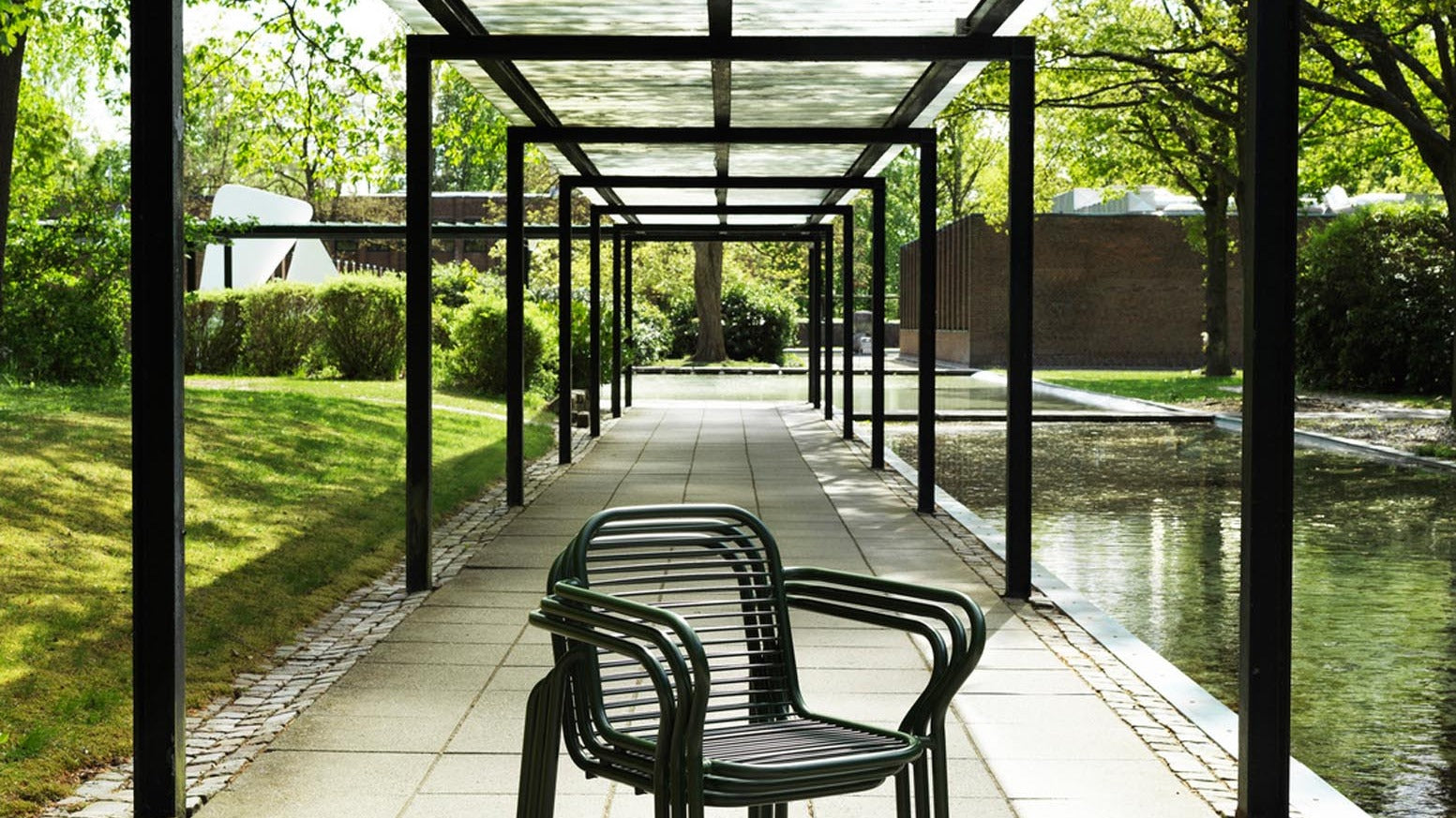 Elegante, nachhaltige Outdoor-Möbel von Normann Copenhagen für stilvolle Gärten, Terrassen und Balkone mit hochwertigem Design und umweltfreundlichen Materialien.