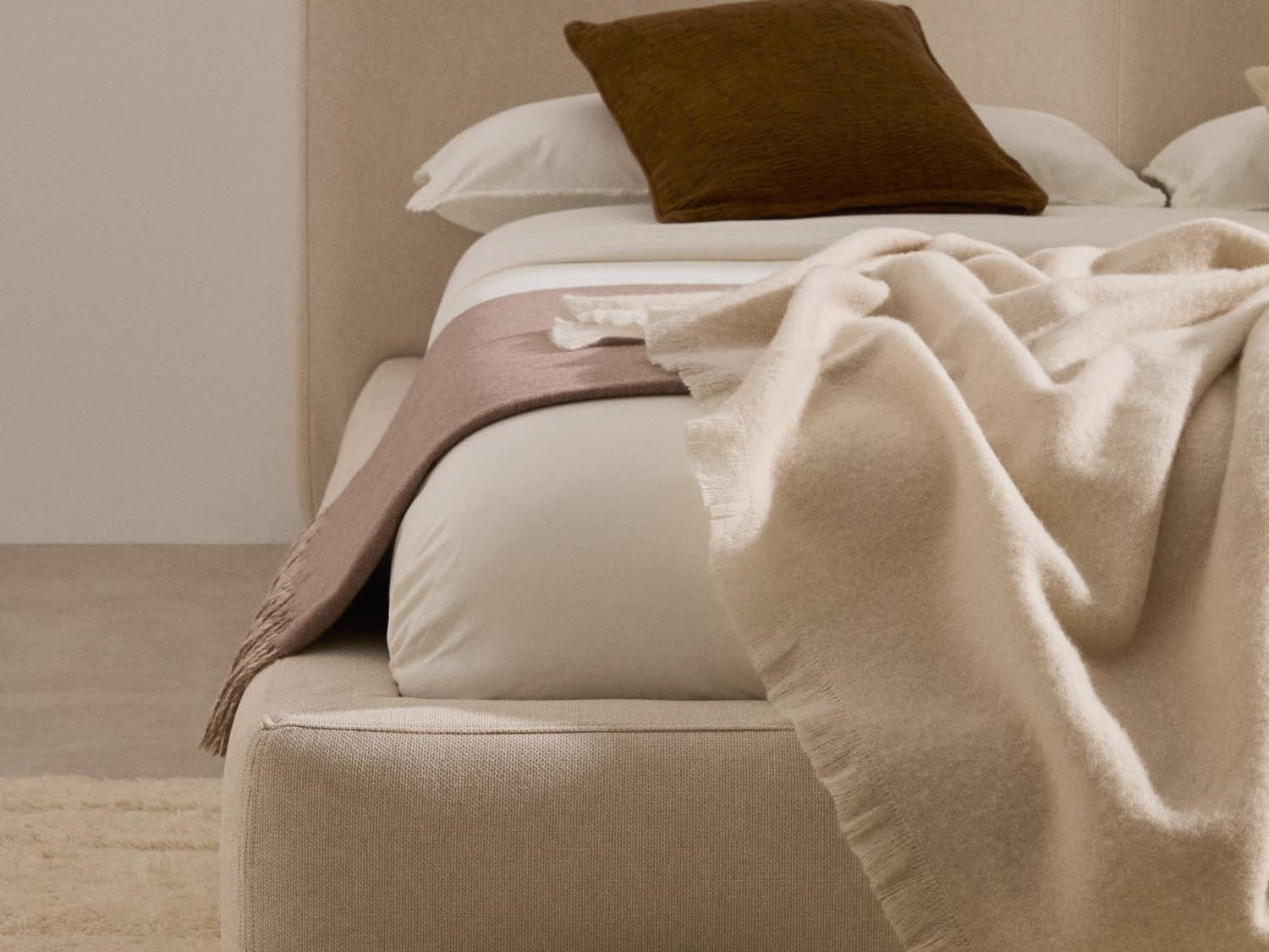 Elegantes Kave Home Bett mit modernem Design, gepolstertem Kopfteil und stilvollen Holzfüßen, ideal für jedes Schlafzimmer.