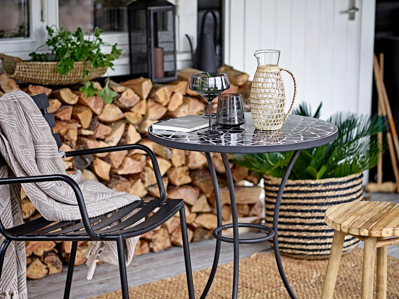 Elegante Bloomingville Outdoor Möbel in stilvollem Design, ideal für entspannte Stunden im Freien.