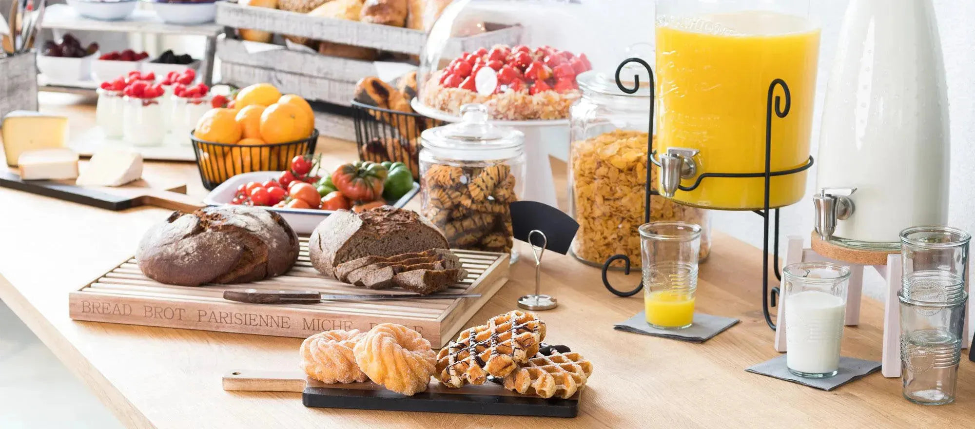Entdecken Sie die elegante Buffet & Display Kollektion von KAQTU – stilvolle Lösungen für beeindruckende Präsentationen und nachhaltige Qualität.