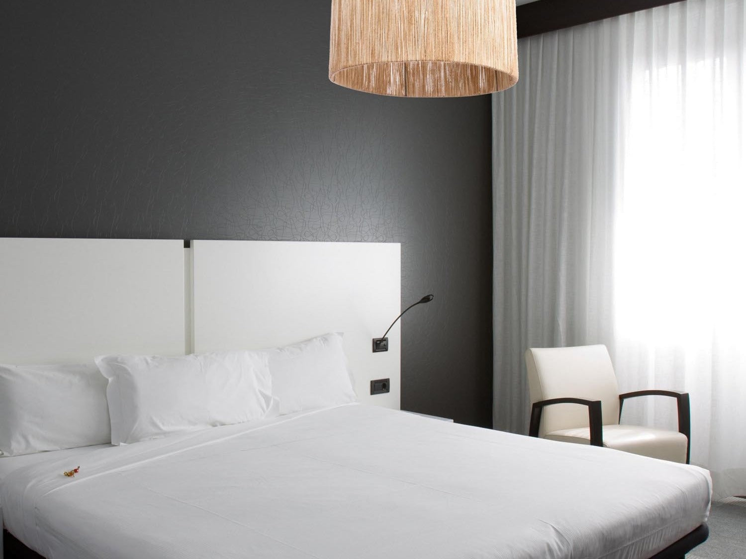 Entspanne stilvoll im Freien mit der Cane Outdoor Möbel-Kollektion von Venture Home. Robuste, elegante Möbel für jeden Außenbereich!