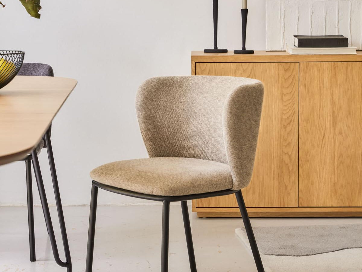 Entdecke die Ciselia Stühle von Kave Home: stilvolles Design, Komfort und Vielfalt in Farben und Texturen für dein Zuhause.
