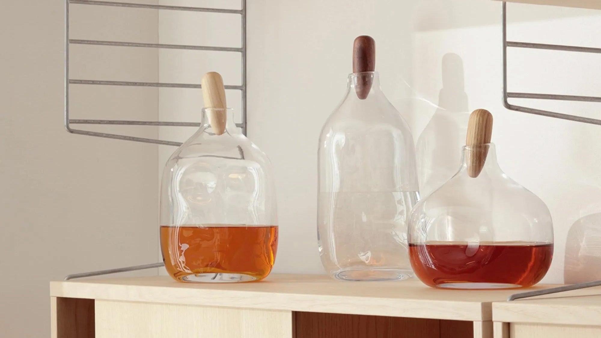 Stilvolle Dekanter aus hochwertigem Glas für Wein & Whisky – elegant, funktional, Holzstopfen, perfekt fürs Dinner, KAQTU.