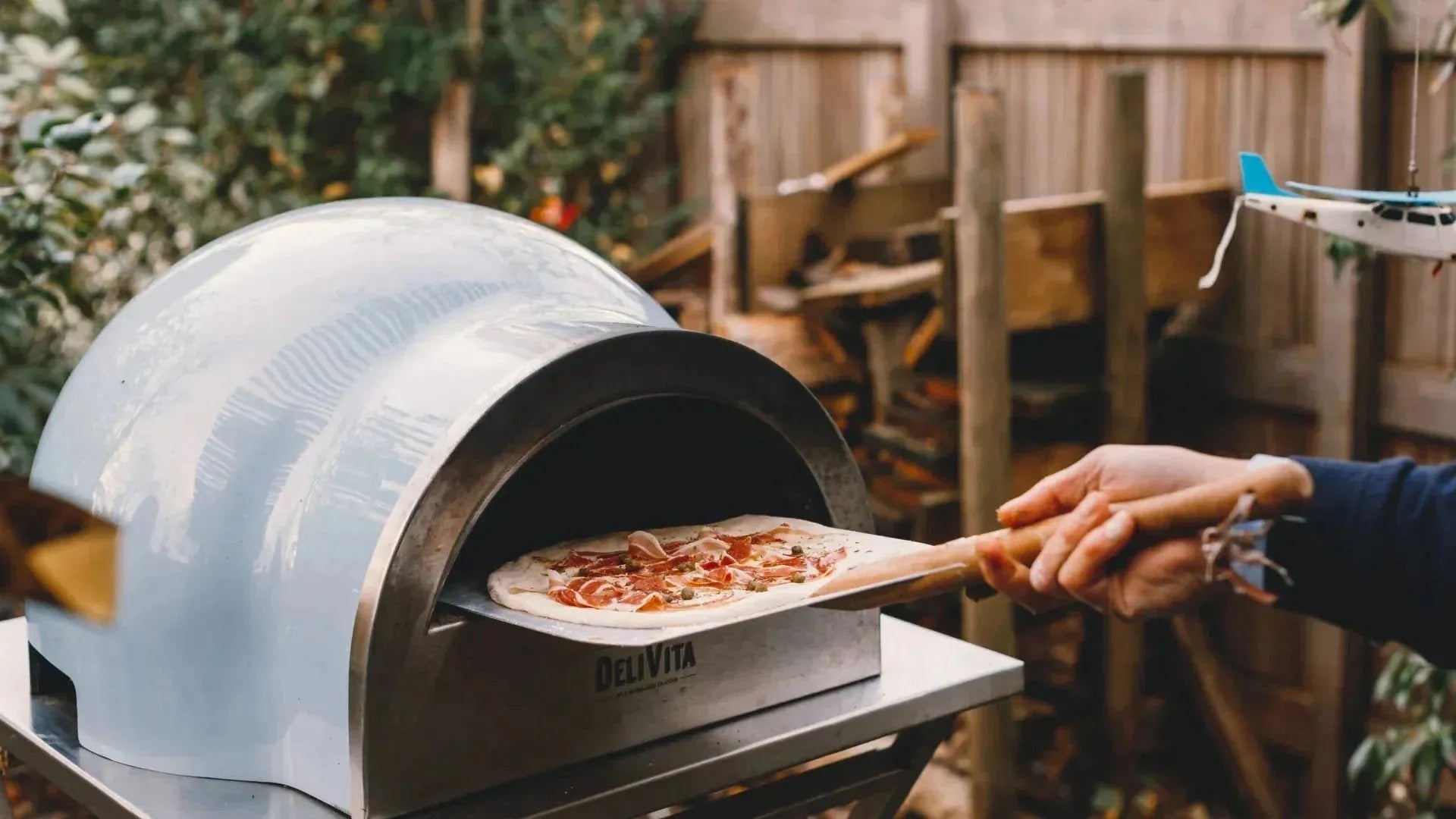 Entdecke die Delivita Kollektion: Handgefertigte Pizzaöfen für authentische Outdoor-Küche. Ideal für gesellige Abende, mit Zubehör für perfekte Pizza!
