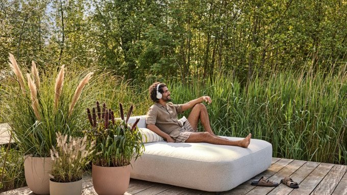 ELHO Sereh Pflanzgefässe in Anthrazit, skandinavischem Grün und Pilzbeige mit grasartiger Textur auf einer Terrasse