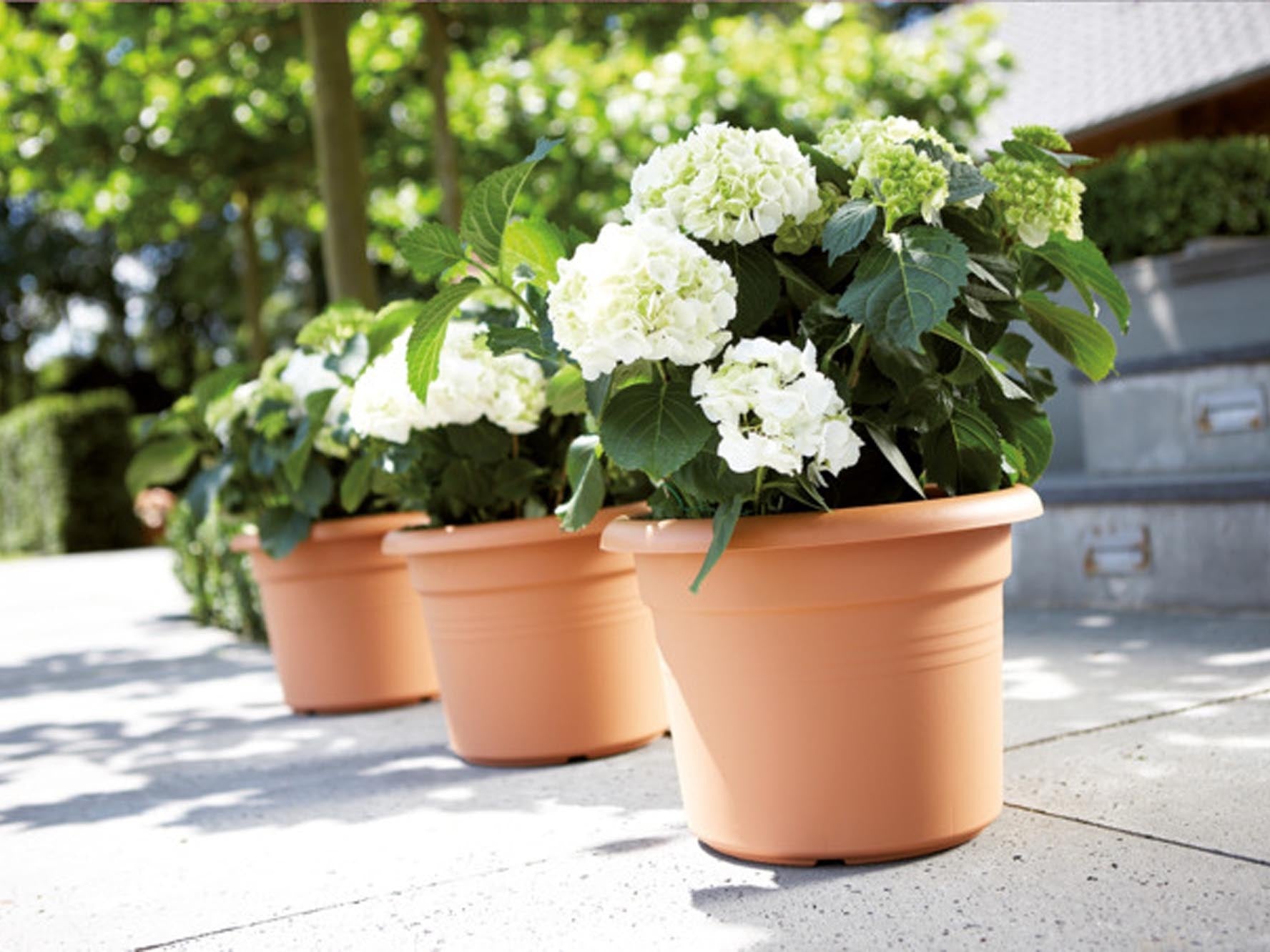 Entdecken Sie bei KAQTU nachhaltige ELHO-Designs aus recyceltem Kunststoff – moderne Innen- und Outdoor-Accessoires.