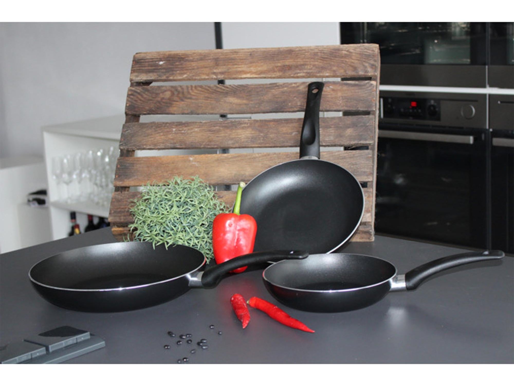 Entdecken Sie die Elo-basic Kollektion von KAQTU: Minimalistische Eleganz, hochwertige Materialien und vielseitige Outfits für jeden Anlass.