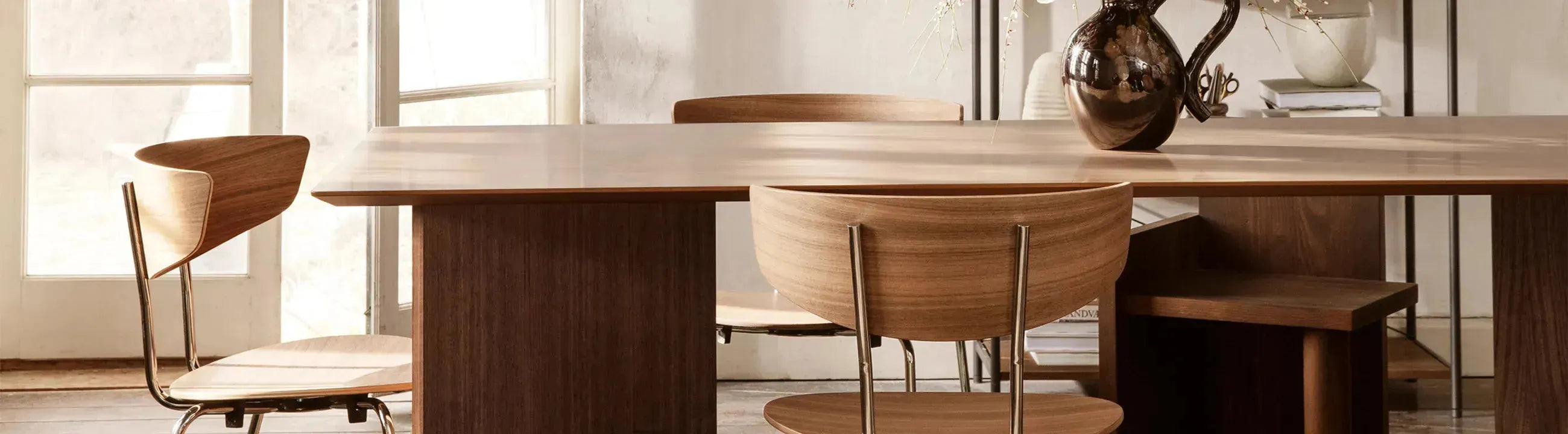 Entdecke unsere Esstische für jeden Moment! Von runden bis ausziehbaren Modellen, in verschiedenen Materialien und Designs – perfekt für dein Zuhause.