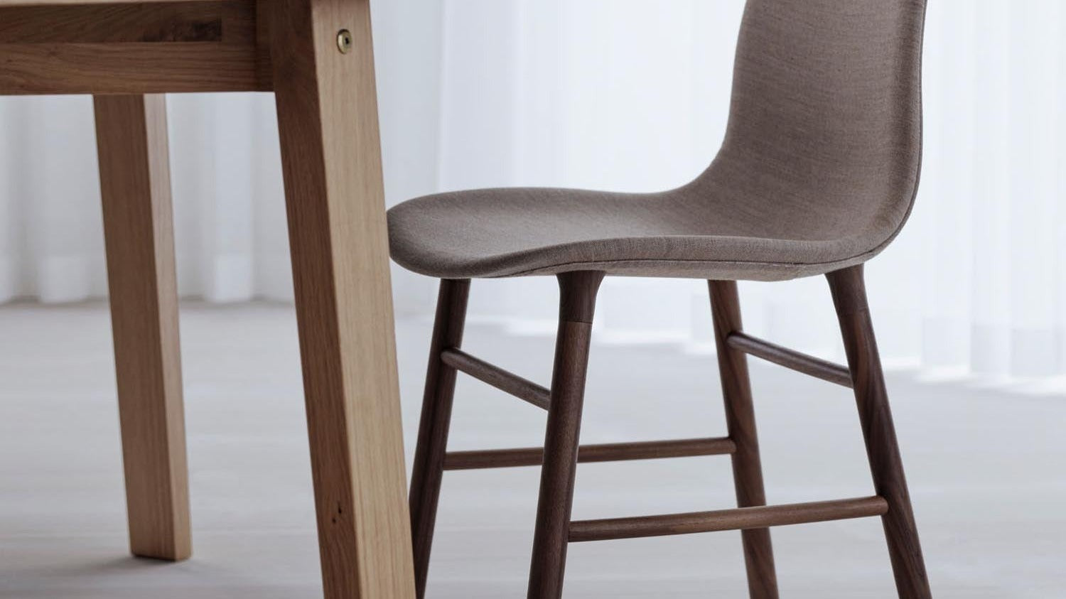 Eleganter Normann Copenhagen Esstisch aus Holz, ideal für moderne Esszimmer, mit klaren Linien und zeitlosem Design.