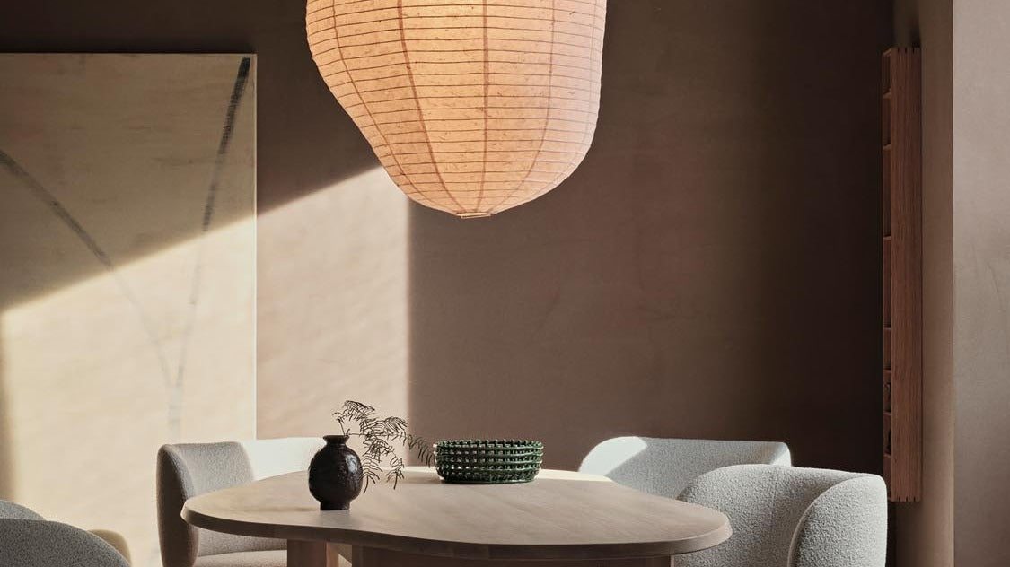 Eleganter Esstisch von Ferm Living, aus hochwertigem Holz, ideal für stilvolle Essbereiche und gesellige Runden.