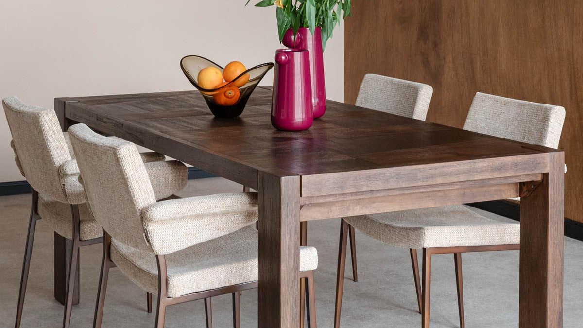 Eleganter Dutchbone Esstisch aus Holz mit modernem Design, ideal für stilvolle Essbereiche und gesellige Runden.