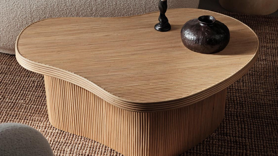 Elegante Ferm Living Couch- und Beistelltische in modernem Design, ideal für stilvolle Wohnräume.