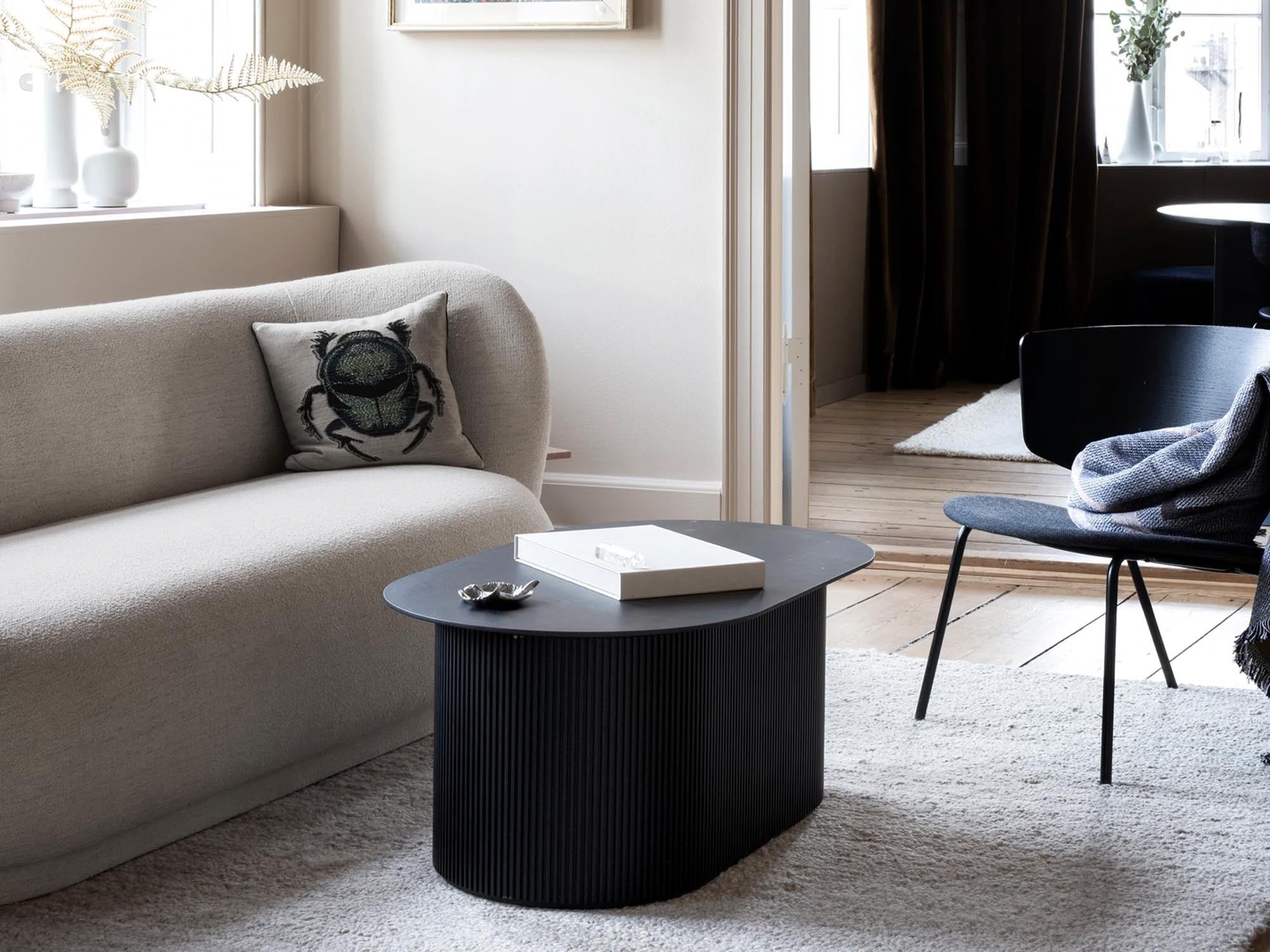 Elegante Ferm Living Couch- und Beistelltische in modernem Design, ideal für stilvolle Wohnräume.