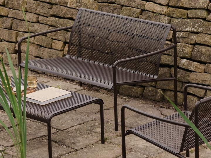 Elegante Ferm Living Outdoor Möbel in stilvollem Design, ideal für entspannte Stunden im Freien.