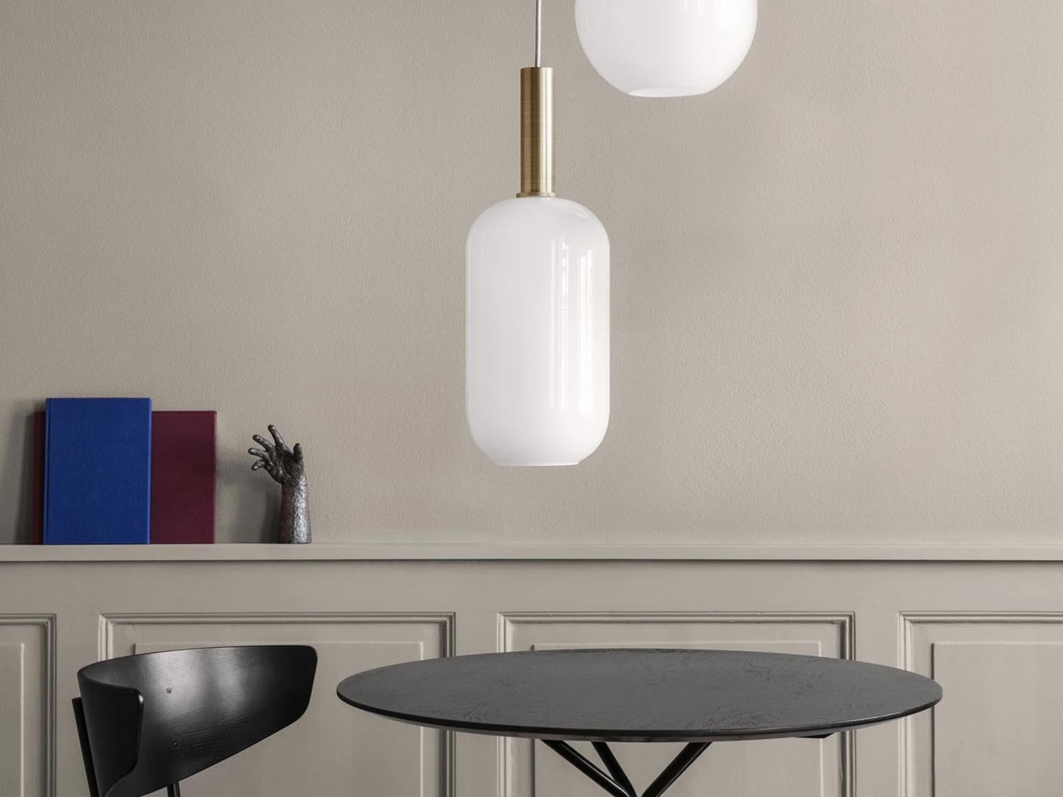 Elegante Ferm Living Leuchten in modernem Design, harmonisch kombiniert mit warmen Farben und stilvollen Formen.