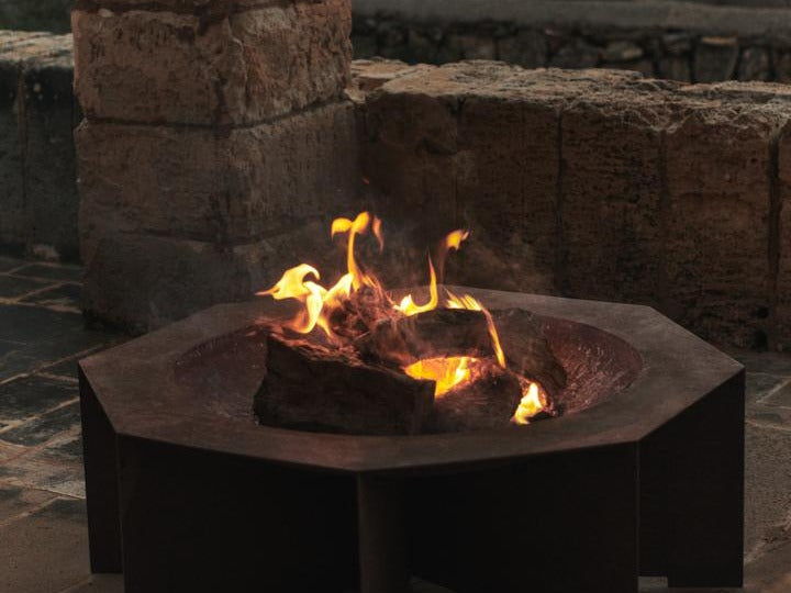 Entdecke unsere stilvollen Feuerschalen von Venture Home und Höfats für gemütliche Abende im Freien. Perfekt für Garten, Terrasse und Balkon!