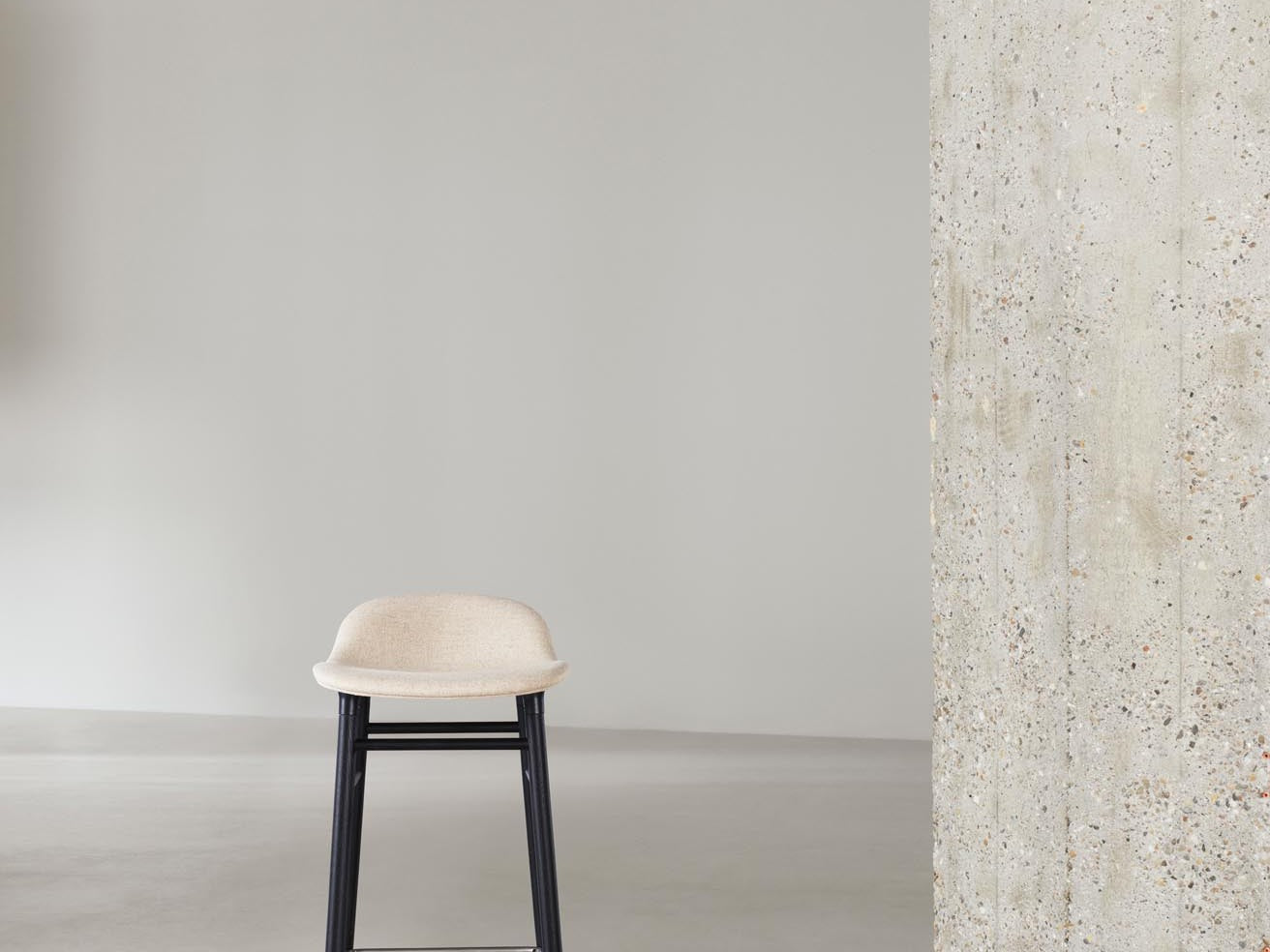 Entdecke die Form Kollektion von Normann Copenhagen: Minimalistisches skandinavisches Design mit klaren Linien, hochwertigen Materialien und funktionaler Ästhetik.