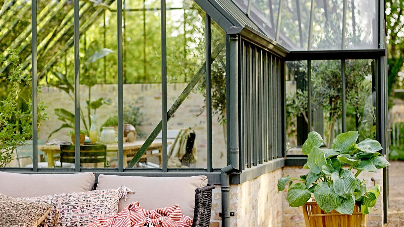 Entdecke stilvolle Outdoor Pflanzentöpfe aus wetterfesten Materialien für Garten, Balkon und Terrasse. Setze Akzente mit robusten Designs!