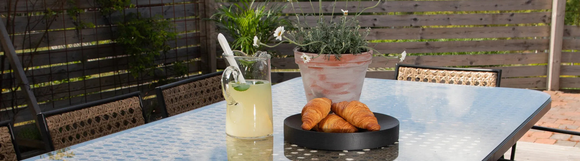 Stilvolle, wetterfeste Gartentische für jeden Außenbereich.