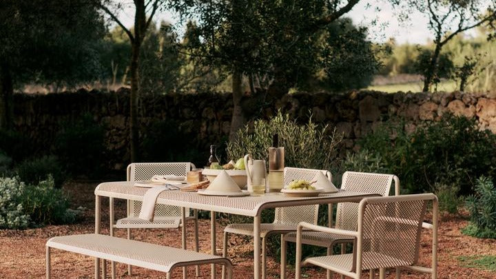 Gartentische wetterfest, ausziehbar und stilvoll für Balkon, Terrasse oder Garten – erhältlich in Aluminium, Kunststoff, Holz oder Keramik.