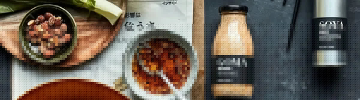 Asiatische Sinnesreise: Exquisites Geschenkset Asia mit handgefertigten Keramikschalen, Essstäbchen, Jasmin, Grüntee, Ingwer – nachhaltig verpackt.