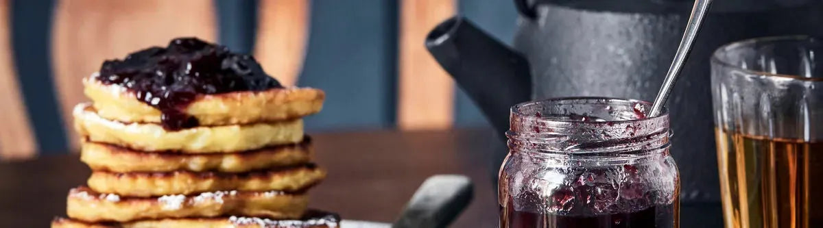 Exklusives Brunch-Geschenkset für Geniesser: Kaffee, Tee, Marmeladen und Aufstriche in stilvoller Verpackung - perfektes Geschenk.