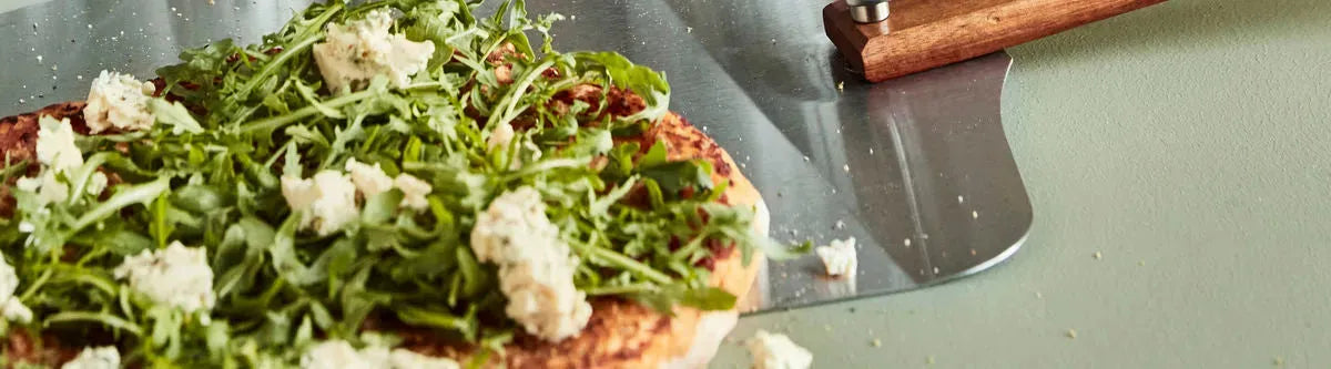 Entdecken Sie unser Geschenkset Pizza: Pizzastein, Pizzaschneider, Teller und Gewürze für den perfekten Pizzaabend zu Hause!