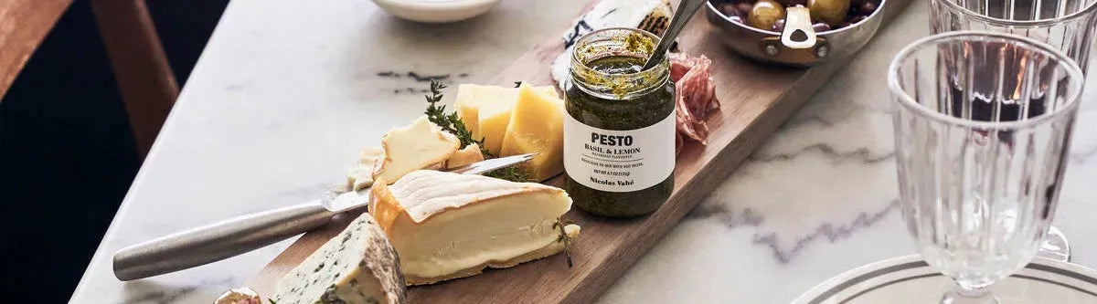 Mediterranes Tapas-Geschenkset von KAQTU: hochwertige Olivenöle, Chorizo und Käse, nachhaltig produziert – perfekte Geschenkidee.
