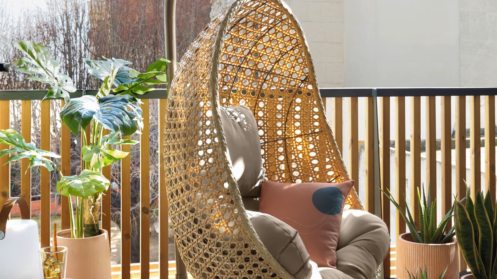 Entdecke die Hängesessel Kollektion von KAQTU – stilvolle und bequeme Hängestühle für drinnen und draußen, ideal für entspannte Momente.