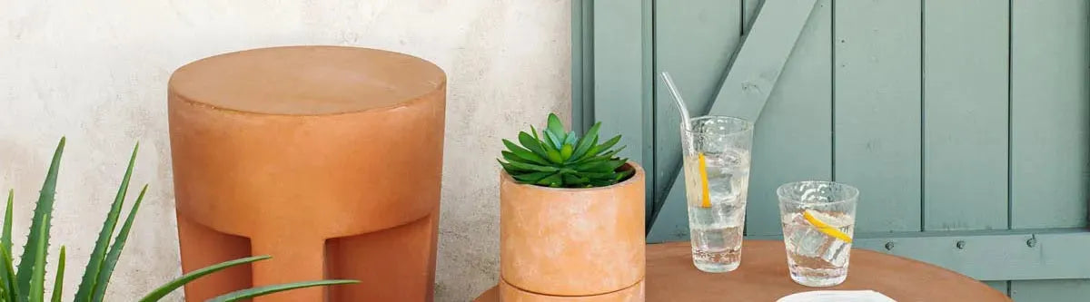 Entdecke die stilvollen Outdoor Hocker von KAQTU für Garten und Terrasse. Praktisch, vielseitig und perfekt für dein Outdoor-Wohnzimmer!