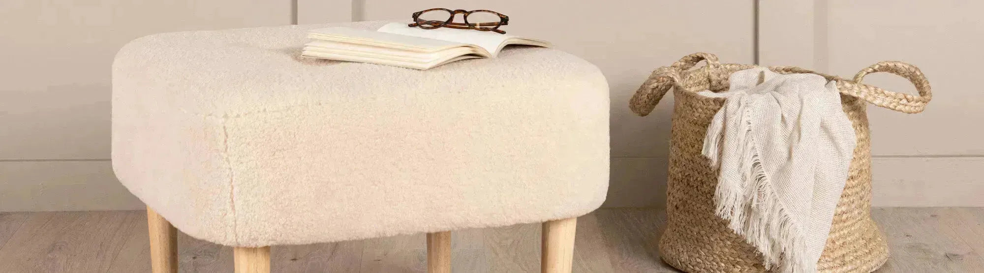 Entdecke die stilvollen KAQTU Hocker – vielseitig, bequem und nachhaltig. Perfekt für Wohnzimmer, Küche und Büro. Finde deinen Hocker!