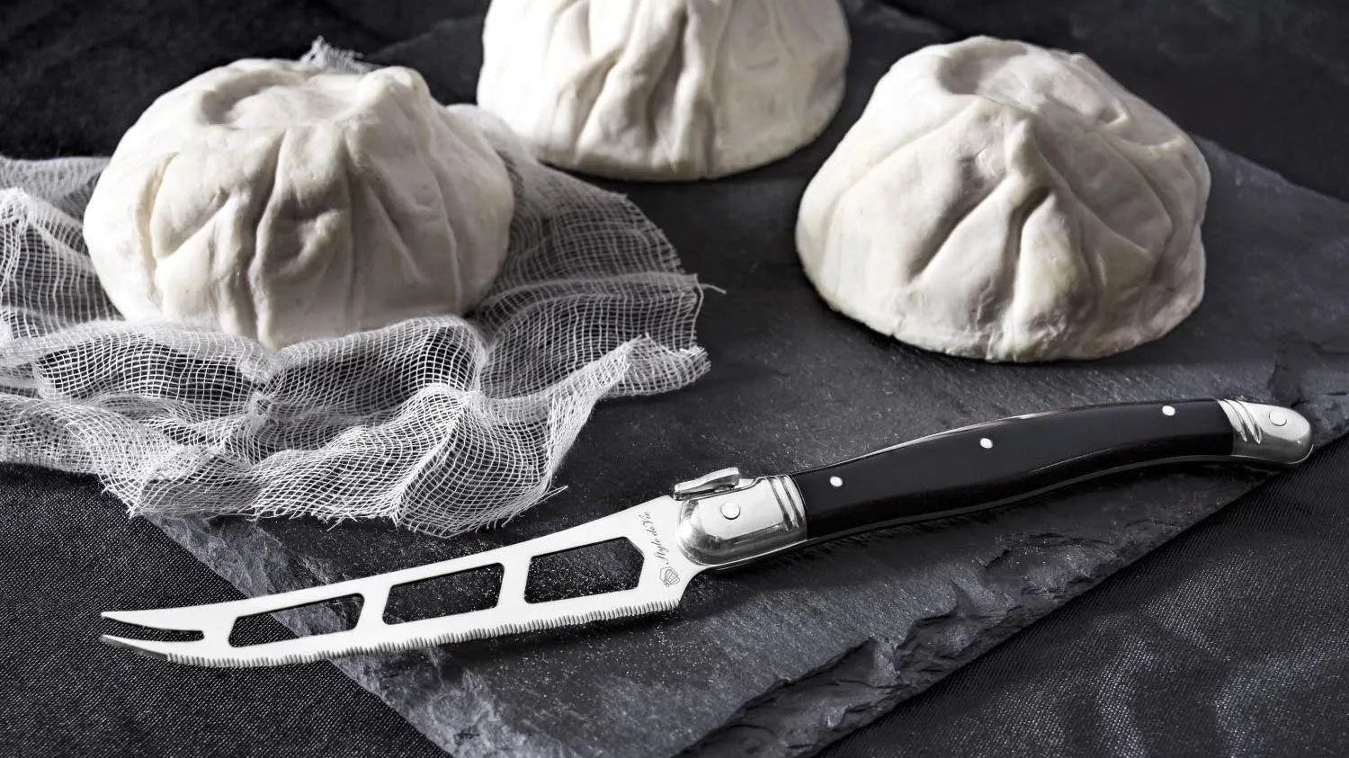 Elegante Käsemesser von KAQTU, präzise Schneidewerkzeuge für alle Käsesorten, stilvoll und funktional für jeden Anlass.