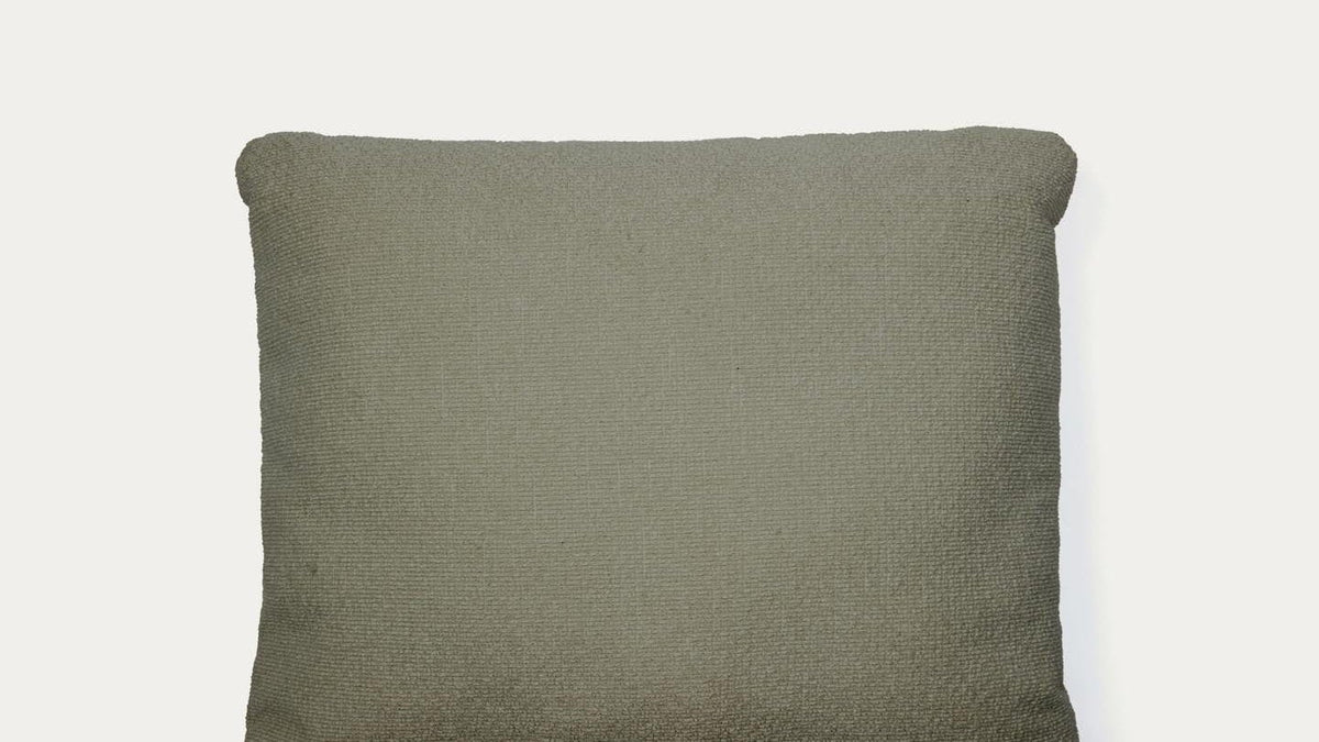 Martina FR Sofa von Kave Home mit Chaiselongue in Chenille Steinton, ergänzt durch Kissen in Grün und Ecru