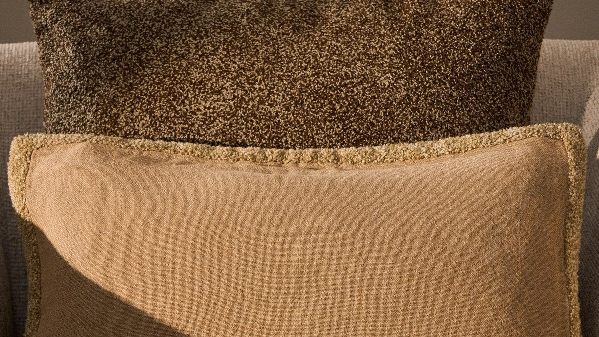 Kissenbezüge Olinan von Kave Home aus Bouclé-Melange in Beige, Braun, Granatrot, Grün und gebrochenem Weiss
