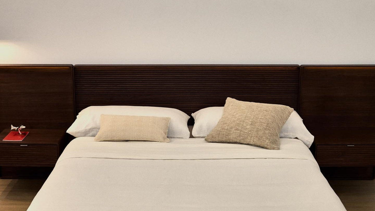 Bett mit Simmel Bettwäsche und Fixleintuch von Kave Home aus Leinenmischung in Grau und Ecru