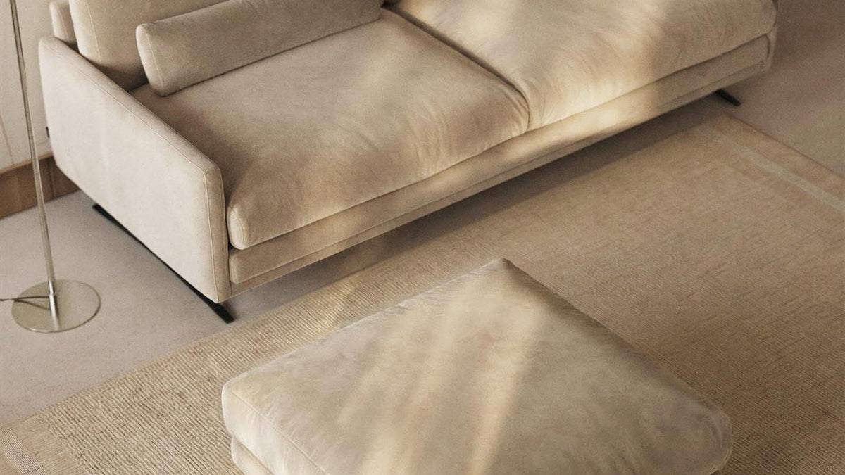 Veliro 3-Sitzer-Sofa von Kave Home in Dunkelgrün mit schwarzen Stahlbeinen und passender Fussablage