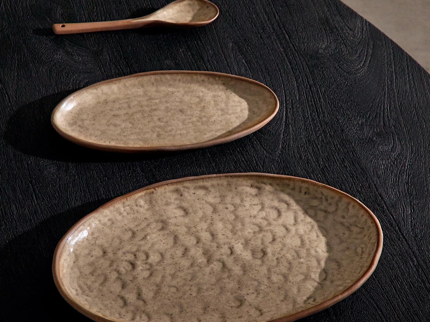 Elegante Kave Home Deko mit stilvollen Vasen und Pflanzen, ideal für modernes Wohndesign und gemütliche Atmosphäre.