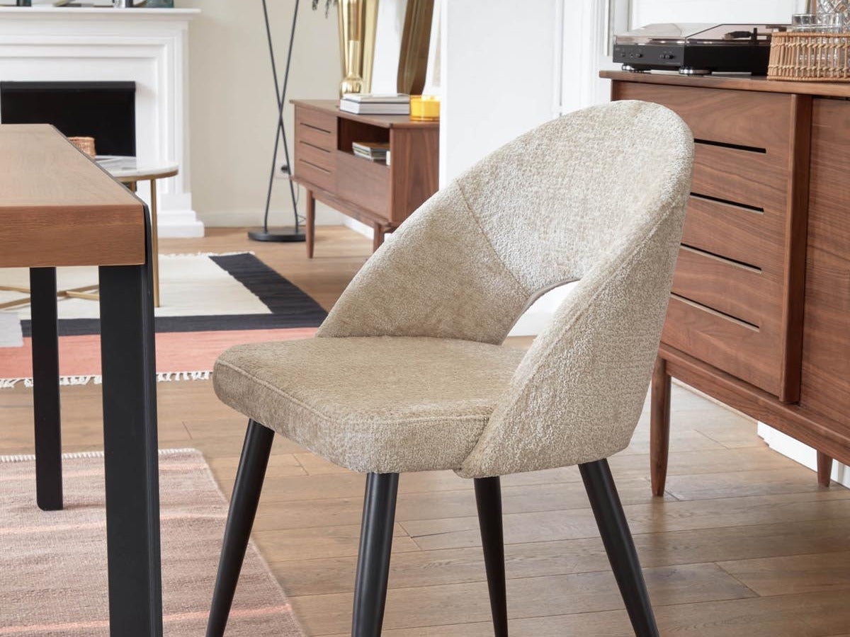 Entdecke die eleganten Mael Stühle von Kave Home. Modernes Design, hoher Komfort und perfekte Integration in Esszimmer, Wohnzimmer und Arbeitszimmer.