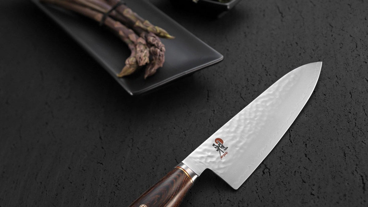 Miyabi Shotoh Messer mit Damastklinge und Holzgriff auf einem Schneidebrett mit frischem Gemüse