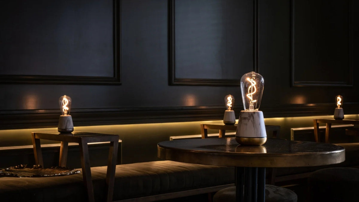 Elegante, dimmbare Nachttischlampen in vielfältigen Designs, die für eine individuelle Lichtstimmung im Schlafzimmer sorgen. Hochwertig und nachhaltig.