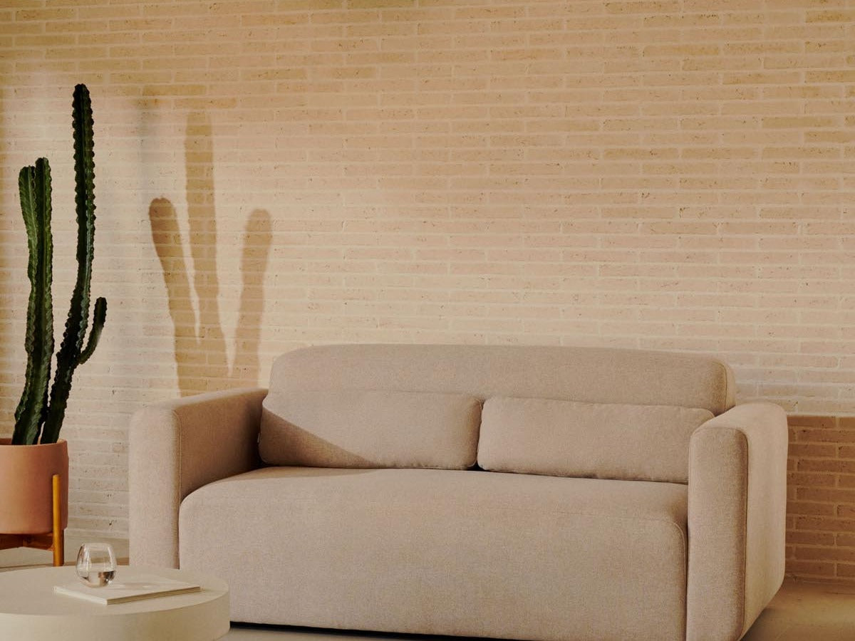 Entdecke das modulare Sofa Neom von Kave Home: flexibel, modern und nachhaltig. Gestalte deinen Wohnraum individuell und stilvoll!