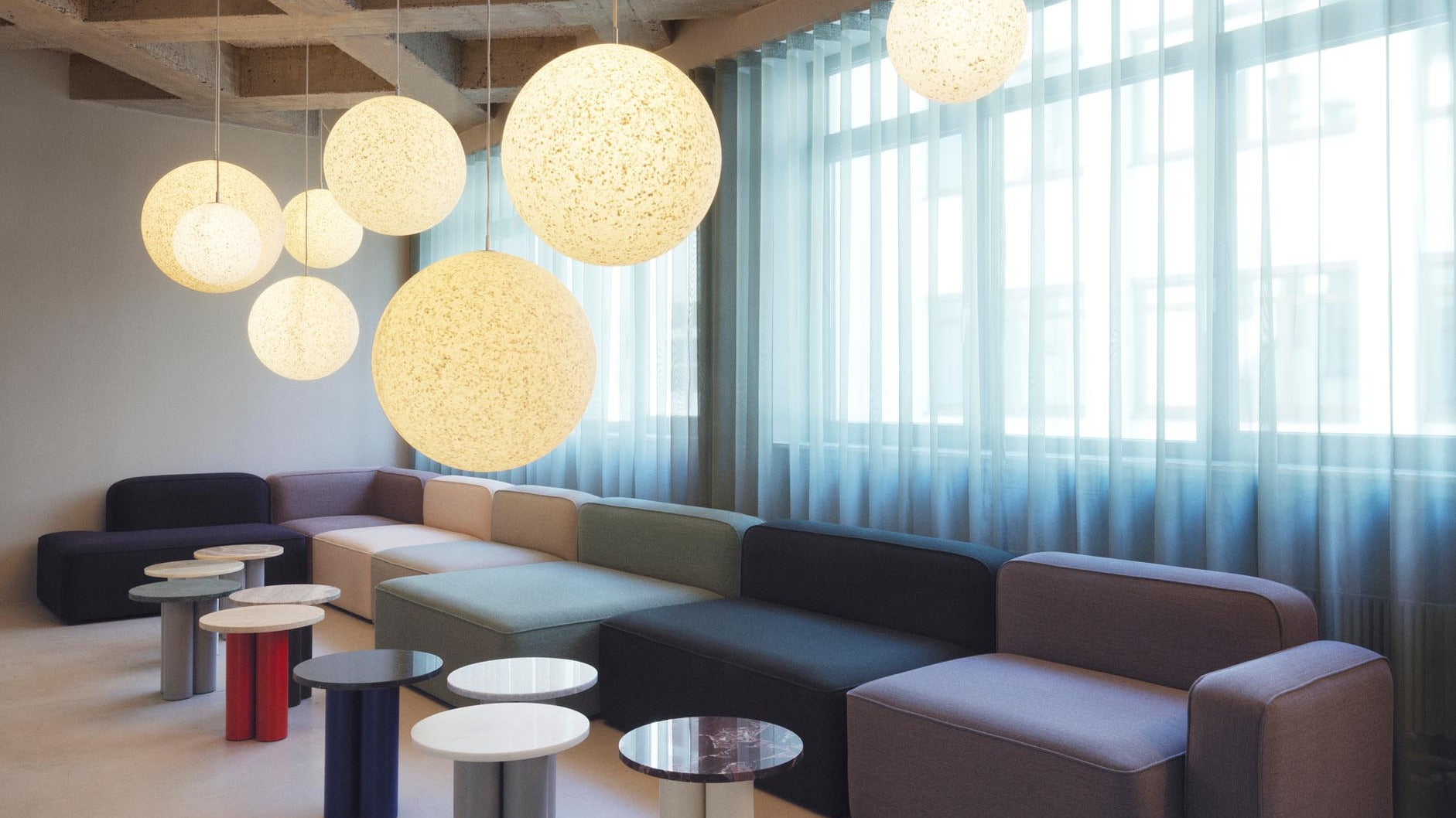 Elegante Normann Copenhagen Leuchte in modernem Design, ideal für stilvolle Innenräume und stimmungsvolle Beleuchtung.