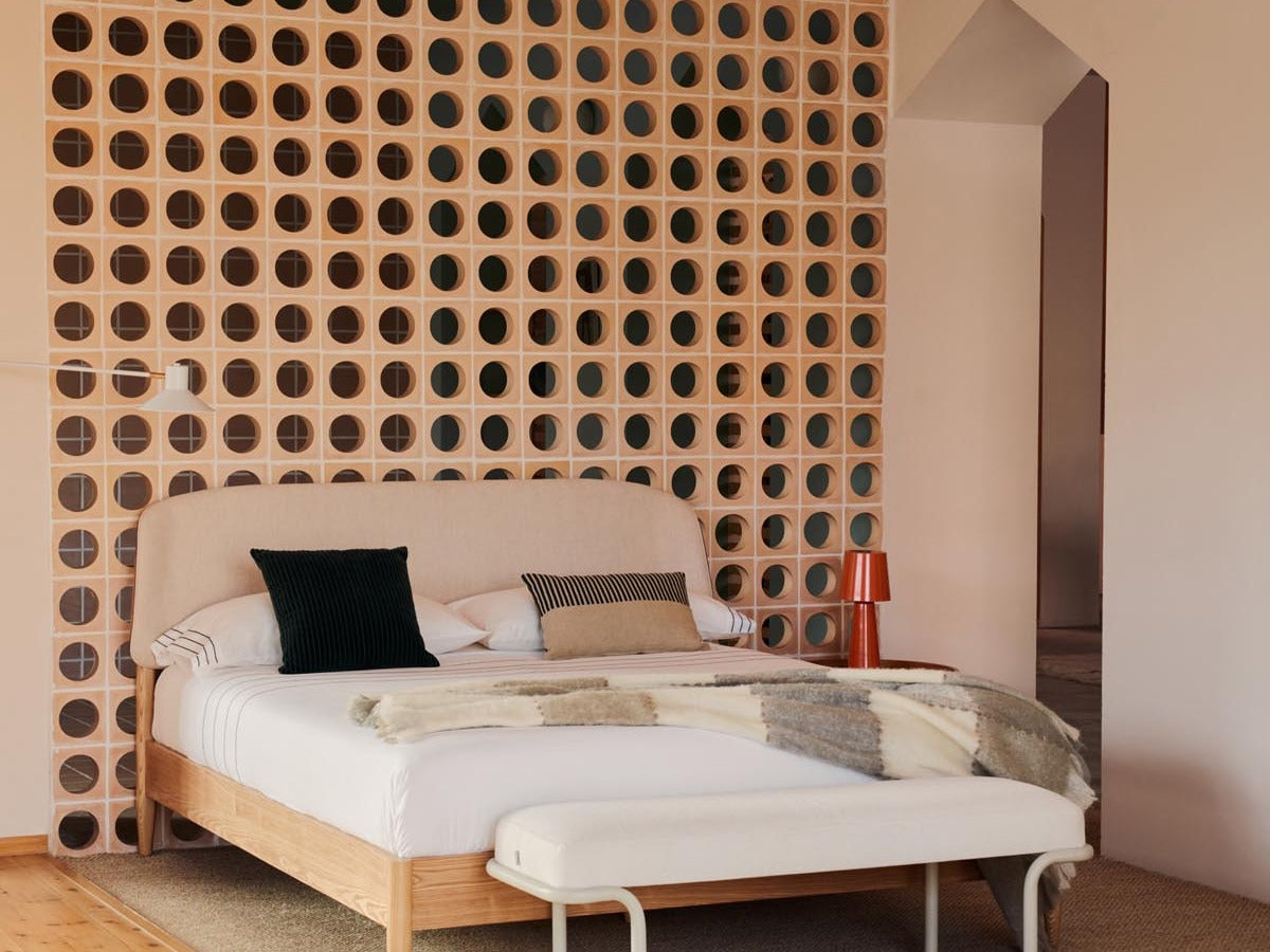 Octavia von Kave Home: Natürlich schlafen mit Stil – Bett, Nachttische & Wandregal aus Eschenfurnier, warme Formen, ruhiges Schlafzimmer-Design.